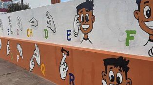 Mural ubicado en San Carlos Centro que representa el lenguaje de señas.