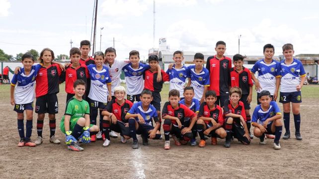 Los chicos dieron el ejemplo. Los planteles de Rosario Central y Newells posaron para la foto con mucha cordialidad ante de jugar una de la semifinal en la cancha de Morning Star&nbsp;