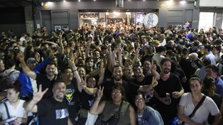 Los militantes peronistas festejaron este domingo en el Centro Cultural Atlas, en Mitre al 600.