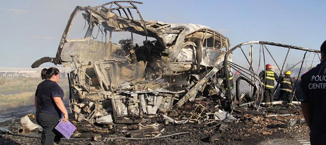 Tragedia en Mendoza: son 17 las víctimas fatales y 14 heridos al chocar un camión y un micro