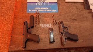 Las armas de guerra cargadas en manos de los dos niños jugando en plena calle.&nbsp;