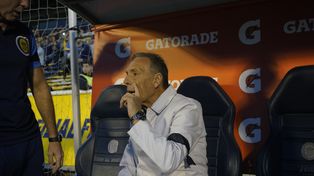 Miguel Russo arrancó con un sistema táctico y como vio que Central no inquietaba lo modificó en el complemento.