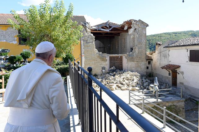 El Papa Francisco llegó de sorpresa a Amatrice y hubo un sismo