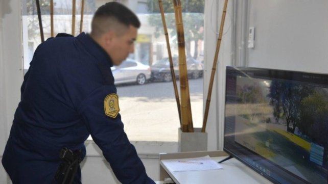 Insólita sanción: a un policía lo arrestaron por poner cortinas en una sala de videovigilancia Insólita sanción: a un policía lo arrestaron por poner cortinas en una sala de videovigilancia