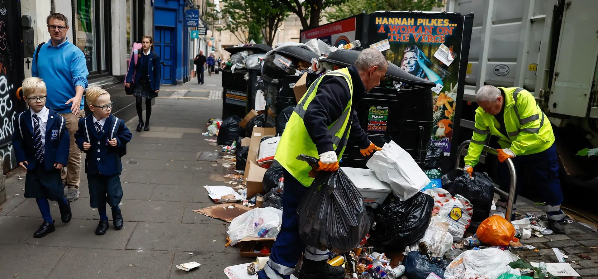 Los trabajadores de la basura limpian los desechos de las calles después de que terminó una primera ola de huelgas. Los trabajadores habían estado en huelga desde el 18 de agosto, lo que resultó en montones de basura en toda la capital escocesa, Edimburgo, Reino Unido. Fotografía: Jeff J Mitchell/Getty Images