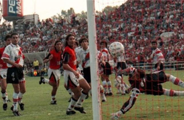 Se cumplen 24 a&ntilde;os del triunfo de Col&oacute;n sobre River que lo dej&oacute; en Primera.&nbsp;