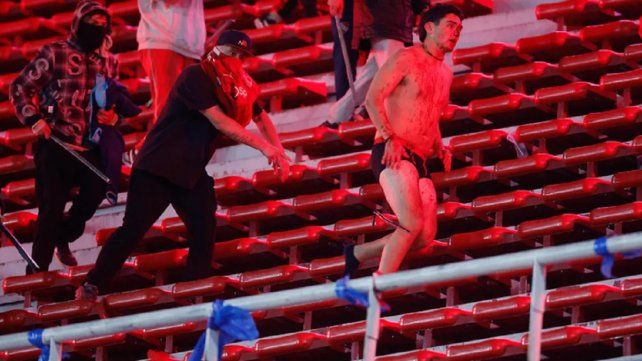 Crónica de la noche salvaje en cancha de Independiente con violencia, ausencia policial y sin responsables