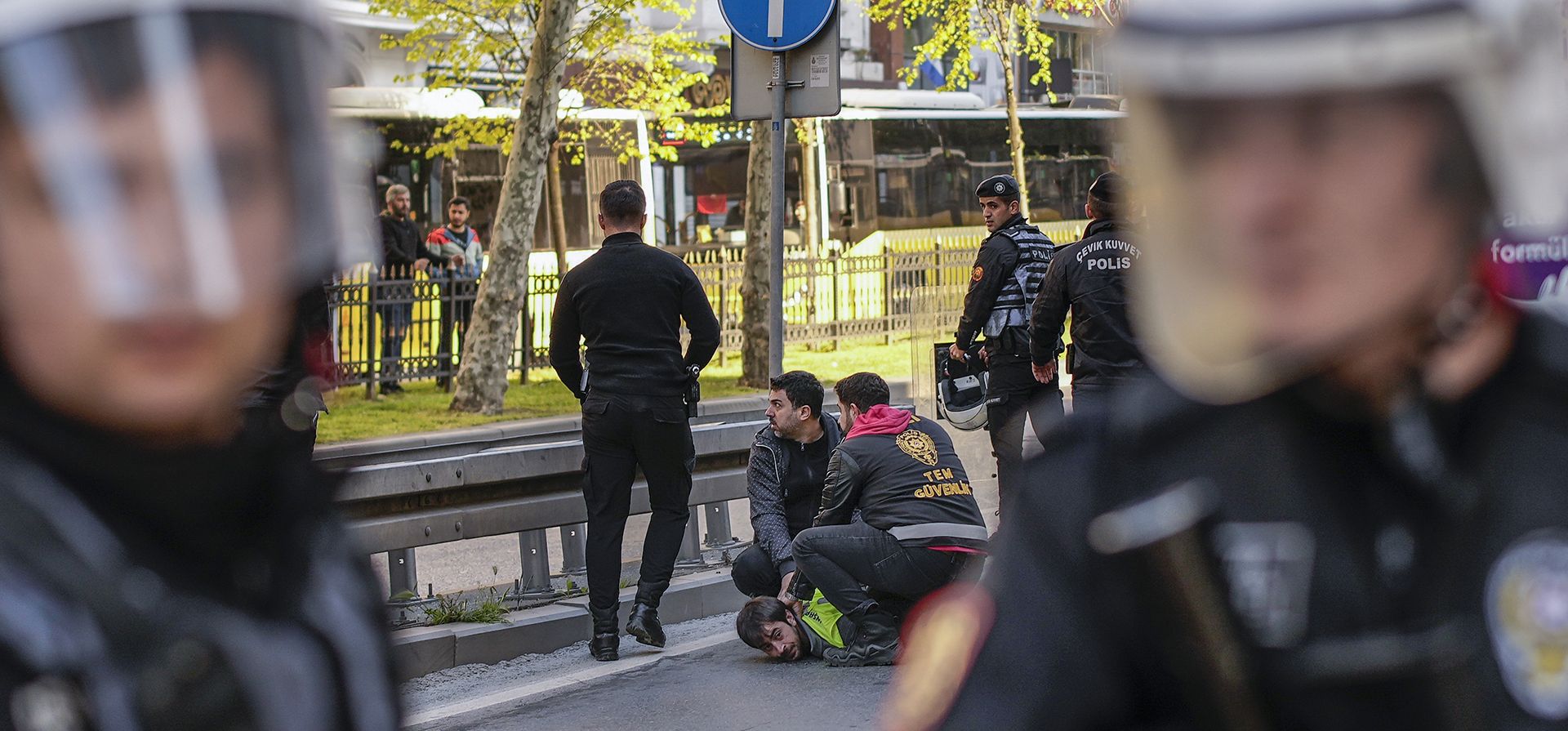 Un hombre es detenido mientras marcha con otros miembros del sindicato durante el Día del Trabajo en Estambul, Turquía, el lunes 1 de mayo de 2023. (Foto AP/Emrah Gurel)