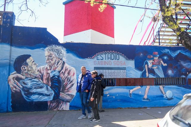 Maradona, el Trinche y los dirigentes. Con las imágenes de Maradona y Carlovich, los directivos de Córdoba Omar Vicente y Julio Leidi estuvieron en todos los detalles en la previa y final del clásico entre charrúas y salaítos. 