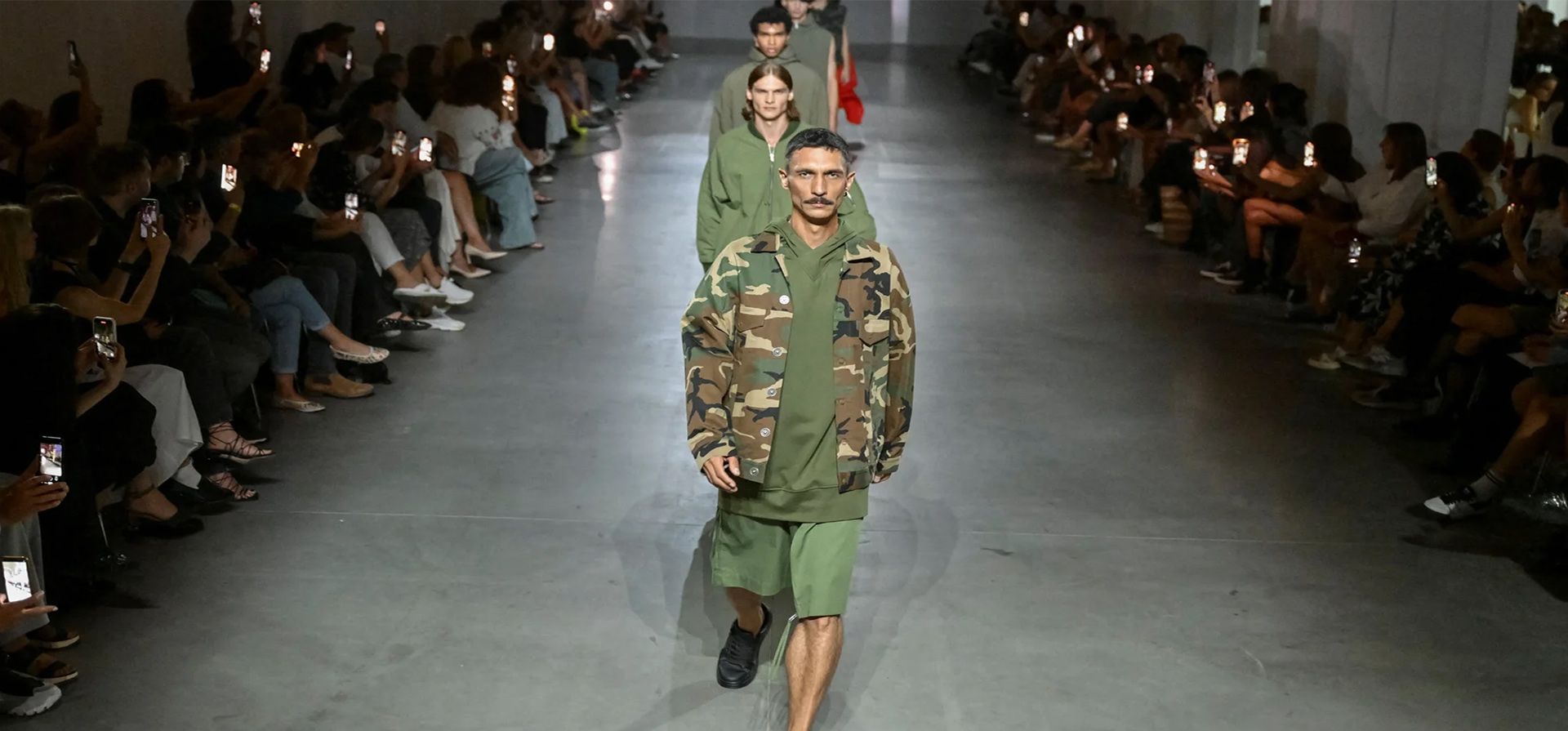 Modelos presentan creaciones del diseñador ucraniano Viktor Anisimov durante la primera semana de la moda ucraniana desde el inicio del ataque ruso, Kiev, Ucrania. Fotografía: Viacheslav Ratynskyi/Reuters Modelos presentan creaciones del diseñador ucraniano Viktor Anisimov durante la primera semana de la moda ucraniana desde el inicio del ataque ruso, Kiev, Ucrania. Fotografía: Viacheslav Ratynskyi/Reuters