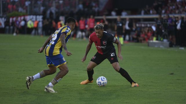 Luciano Herrera, ante Emanuel Coronel en el cl&aacute;sico del domingo.