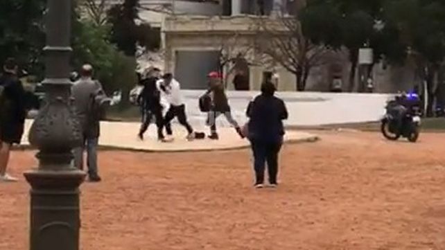 Un grupo de trapitos dirimió sus diferencias a los cadenazos frente al Ministerio de Seguridad