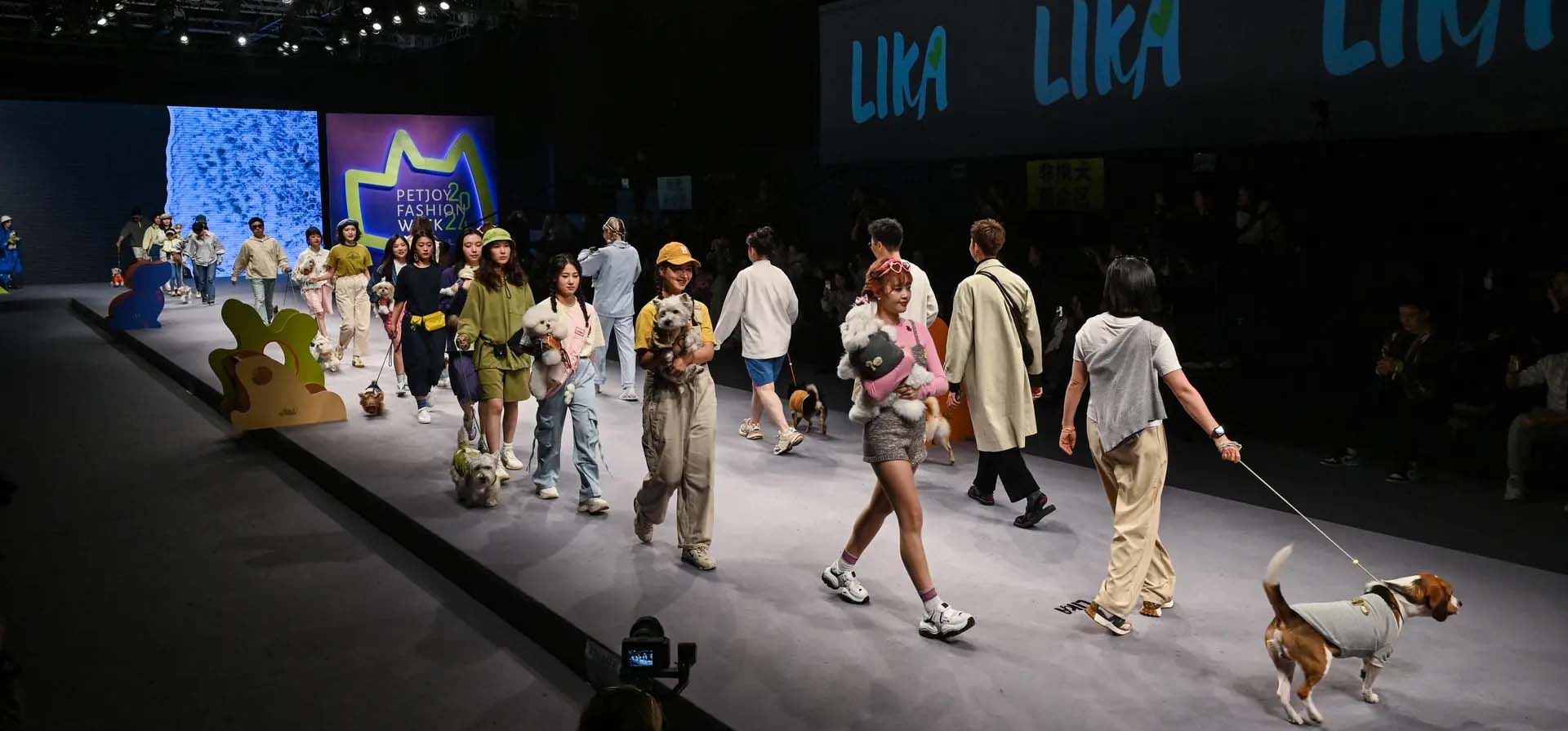 Modelos pasean animales en la pasarela durante la semana de la moda de Petjoy, distrito de Yangpu. Fotografía: Héctor Retamal/AFP/Getty Images Modelos pasean animales en la pasarela durante la semana de la moda de Petjoy, distrito de Yangpu. Fotografía: Héctor Retamal/AFP/Getty Images