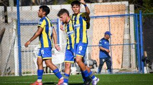 Thiago Ponce celebra junto a sus compañeros el tanto con el que Central se puso arriba en el marcador.
