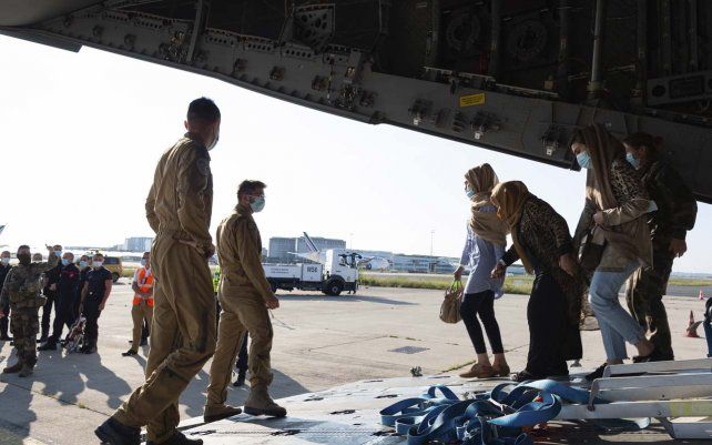 Refugiados afganos llegan en un avión militar al aeropuerto de Roissy, al norte de París. Al menos 1.720 afganos y un centenar de franceses han sido evacuados por Francia desde el inicio de la operación la semana pasada.