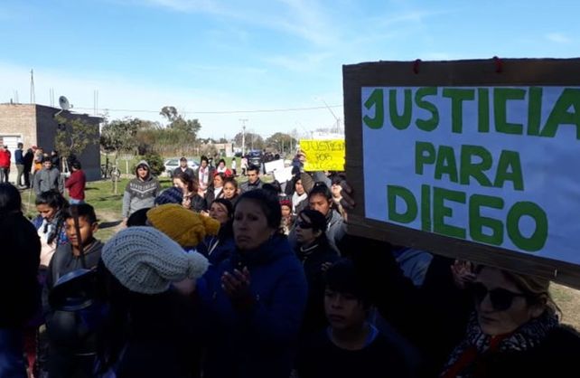 Familiares pidiendo justicia tras el crimen de Digo Román