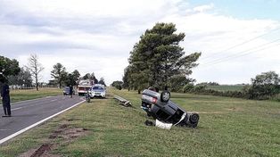 Una mujer policía volcó y sufrió heridas en la ruta 131
