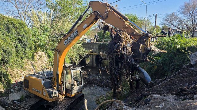 La Municipalidad de Paraná desplegó un operativo de limpieza y saneamiento del arroyo Colorado.