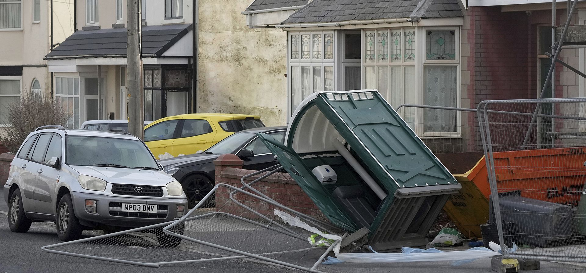Una valla y un baño móvil derribados por el viento cuando la tormenta Eowyn azota Blackpool, Inglaterra, el viernes 24 de enero de 2025. (Foto AP/Jon Super) Una valla y un baño móvil derribados por el viento cuando la tormenta Eowyn azota Blackpool, Inglaterra, el viernes 24 de enero de 2025. (Foto AP/Jon Super)