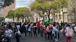 Una de las tantas protestas por la expropiación de la escuela realizada por los alumnos y alumnas de la Escuela Guido y Spano.