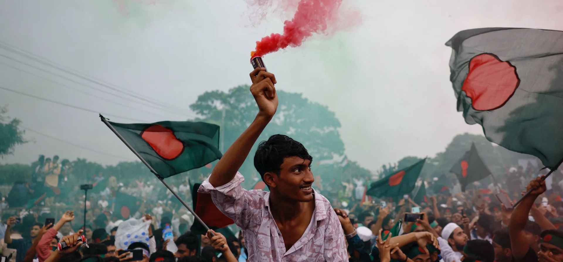 La gente celebra el primer aniversario de las protestas lideradas por estudiantes que derrocaron a la ex primera ministra del país, Sheikh Hasina, Dacca, Bangladesh. Fotografía: Mohammad Ponir Hossain/Reuters La gente celebra el primer aniversario de las protestas lideradas por estudiantes que derrocaron a la ex primera ministra del país, Sheikh Hasina, Dacca, Bangladesh. Fotografía: Mohammad Ponir Hossain/Reuters