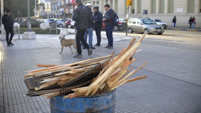 Las maderitas en el tacho listas para el fuego que ayude a pasar la noche.&nbsp;