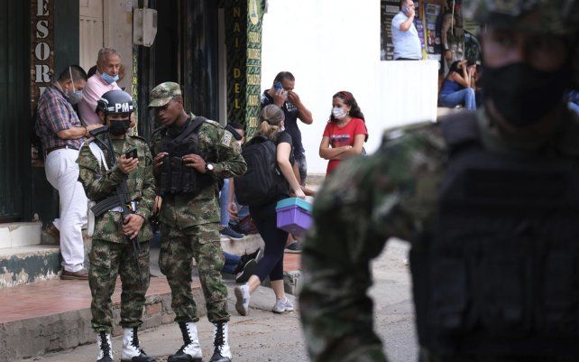 Un soldado revisa su telefono celular cerca de la base militar donde explotó un coche bomba en Cúcuta, Colombia. Las autoridades dijeron que 36 personas resultaron heridas, incluidas tres que están en estado crítico.