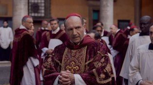 Ralph Fiennes protagoniza Cónclave, la película sobre la elección de un nuevo Papa que es furor tras la muerte de Francisco