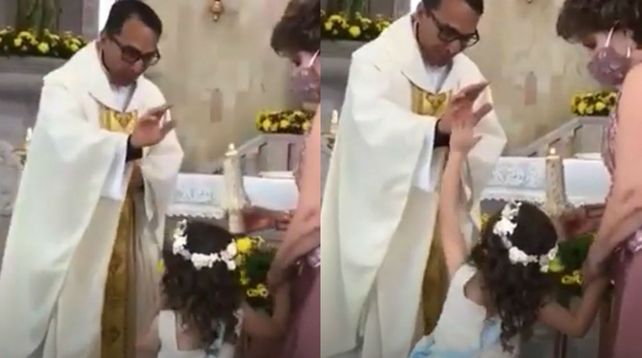 El cura estaba dando la bendición