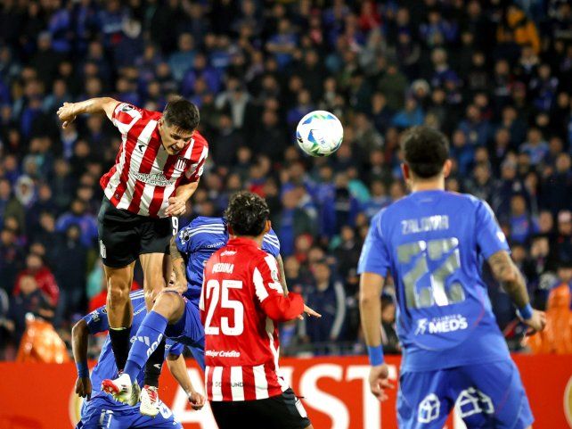 Guido Carrillo se eleva en un ataque de Estudiantes en Chile. El Pincha enfrentará a Central el sábado.