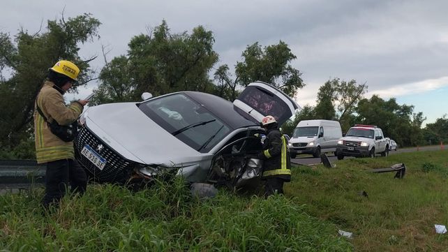 Este domingo el conductor de un automóvil Peugeot 208 perdió el control del rodado