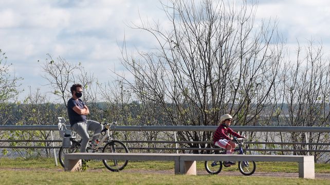 Para este viernes se espera una máxima de 26 grados con cielo mayormente nublado. Para mañana sábado se anticipa un día muy gris y podría llover el domingo.&nbsp;