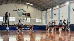 Las chicas en acción en el renovado estadio Osvaldo “Palo” Maya del Club Atlético Libertad, en el corazón del barrio Azcuénaga.