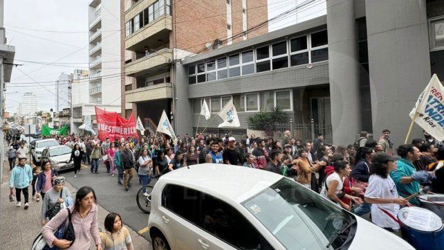 23A: la Marcha Federal en defensa de la Educación pública llenó el centro de Paraná