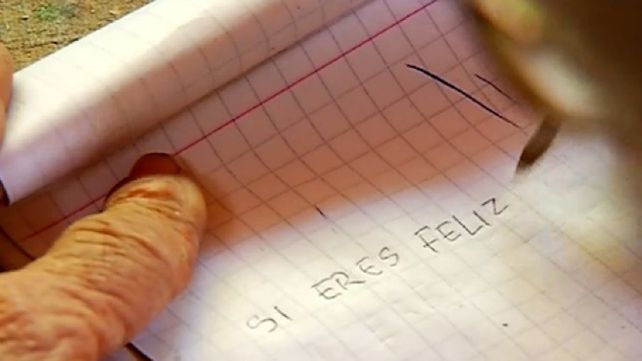 Gasta su pensión mensual para fabricar juguetes a niños necesitados