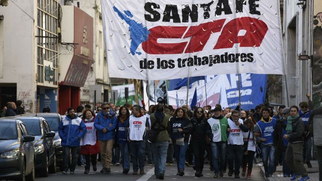 En una jornada de paro nacional, los gremios marchan por el centro de Rosario