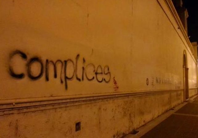 {altText(Las pintadas que aparecieron en la Catedral durante la convocatoria de #NiUnaMenos. / gentileza @Veroenesinas.,Aparecieron pintadas en la Catedral tras la concentración en Plaza de Mayo)}
