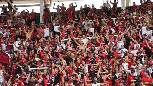 Marea roja y negra. Una multitud de leprosos apoyó al equipo en el Kempes.