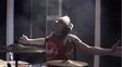 Es baterista, tiene una lesión medular pero cumplió su sueño de tocar con Coldplay