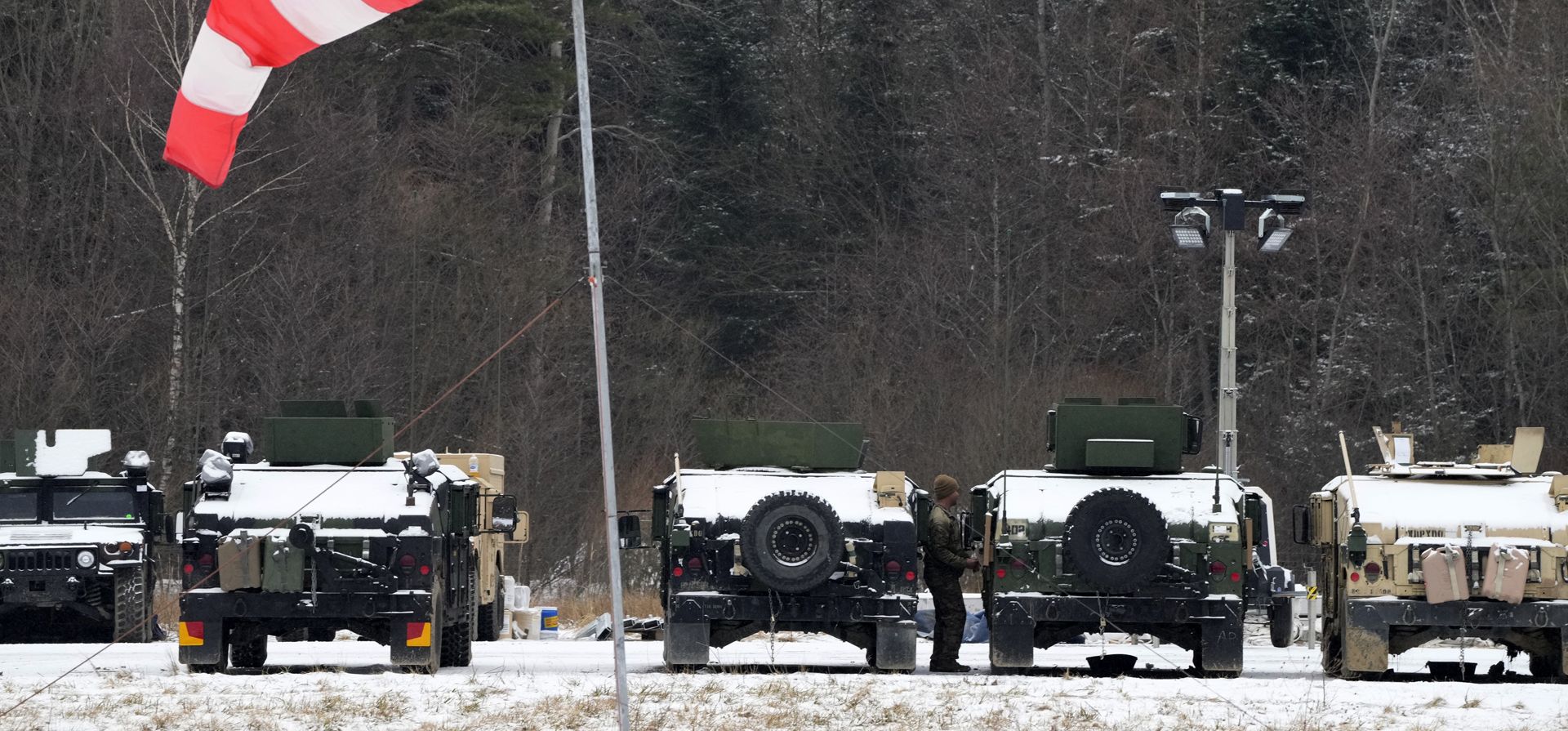 Vehículos militares estadounidenses están estacionados en un aeropuerto local en Arlamow, sureste de Polonia, cerca de la frontera con Ucrania, el lunes 28 de febrero de 2022. El presidente Vladimir Putin intensificó drásticamente las tensiones entre el este y el oeste al ordenar que las fuerzas nucleares rusas se pusieran en alerta máxima.