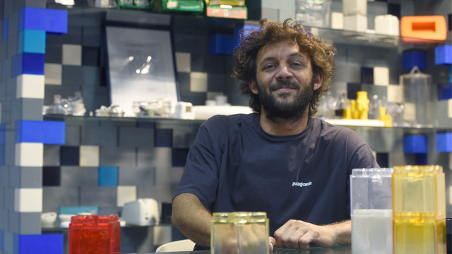 Una de las estrategias para sostenerse es cerrar acuerdos especiales con industrias que necesitan artículos plásticos. De hecho, están por cerrar un convenio con una empresa de artículos de limpieza que requiere su expertise. 