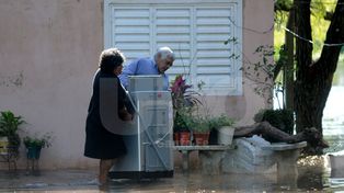 Continúa la evacuación de familias afectadas por la creciente del Paraná en la ciudad de Santa Fe