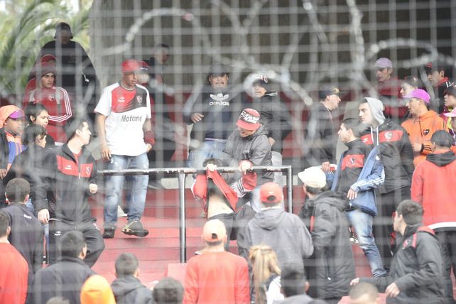 Corridas y peleas en la popular de Newells en el entretiempo demoraron el reinicio