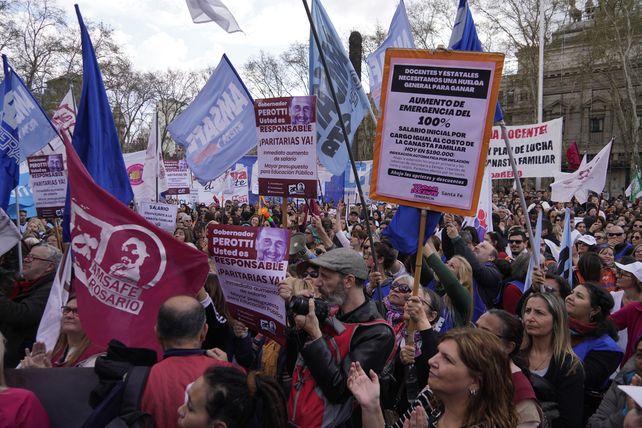 La semana de negociaciones comenzará hoy con los representantes de los maestros públicos y privados.