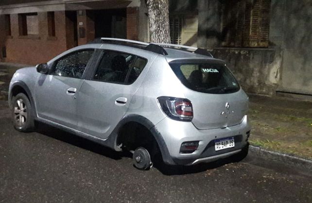 Así dejaron el auto en barrio Candioti Norte.