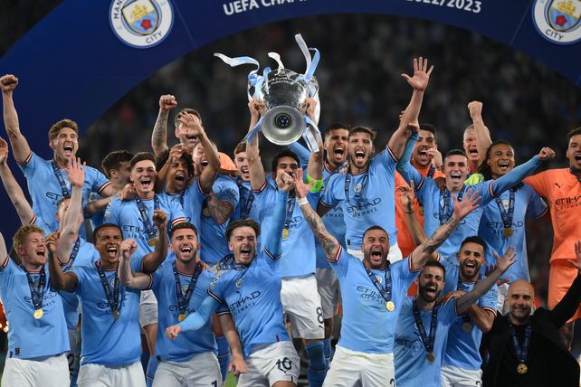Los jugadores de Manchester City celebran la histórica conquista de la Liga de campeones.