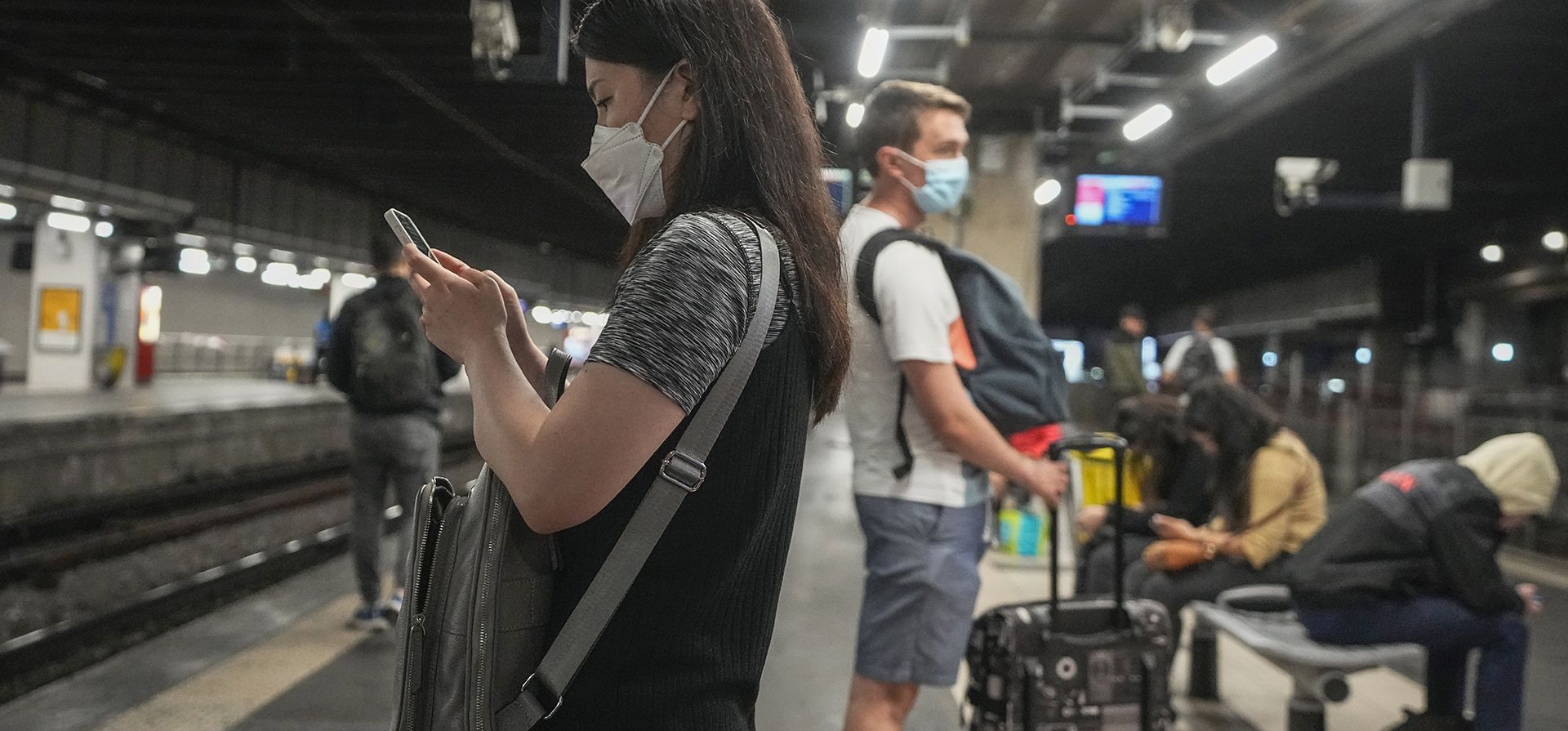 Una mujer protegida con una mascarilla espera en una estación de tren en París, el jueves 30 de junio de 2022. Los casos de virus están aumentando rápidamente en Francia y otros países europeos después de que se levantaron las restricciones por el COVID-19 en la primavera. Con los turistas abarrotando París y otras ciudades, el gobierno francés recomienda volver a usar máscaras en el transporte público y las áreas concurridas, pero no llegó a imponer nuevas reglas.