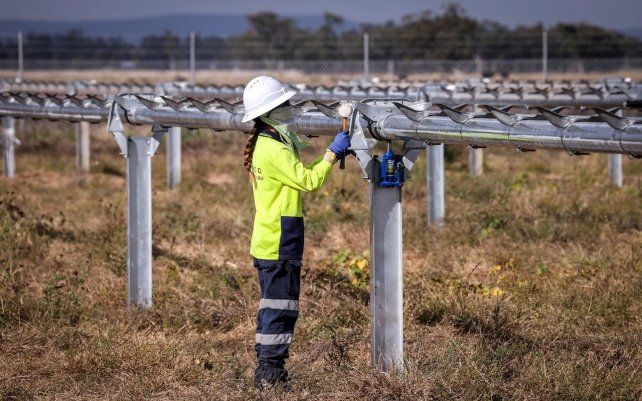 Un trabajador comprueba los marcos metálicos recién construidos para los módulos fotovoltaicos en una granja solar en las afueras de Gunnedah, Nueva Gales del Sur, Australia.
