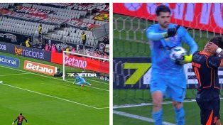 Agustín Rossi atajó un penal sentado.