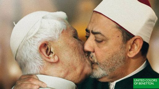 Benetton escandaliza al mundo con fotos trucadas de l&iacute;deres bes&aacute;ndose
